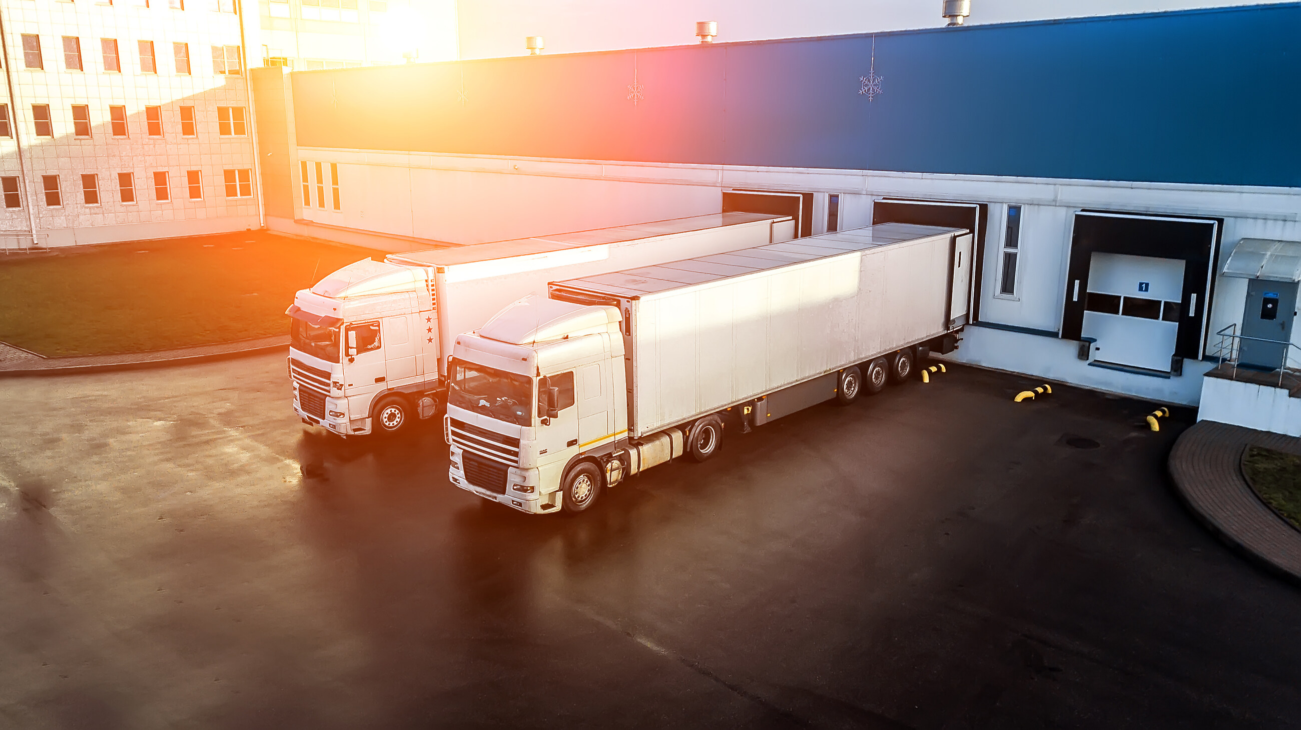 Poids lourds à quai sur une plateforme logistique