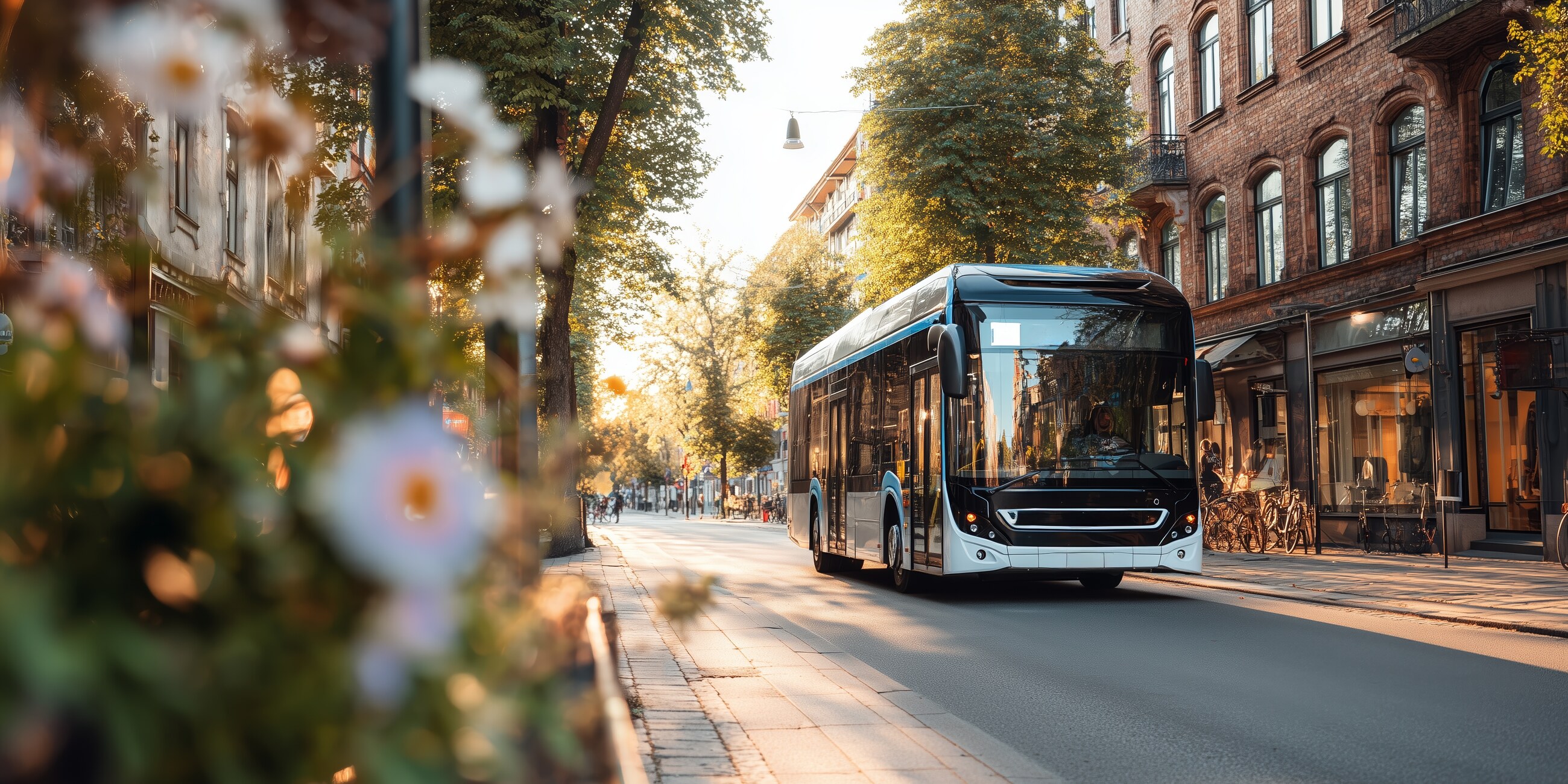 Autobus circulant dans une rue de ville bordée d'arbres et de fleurs