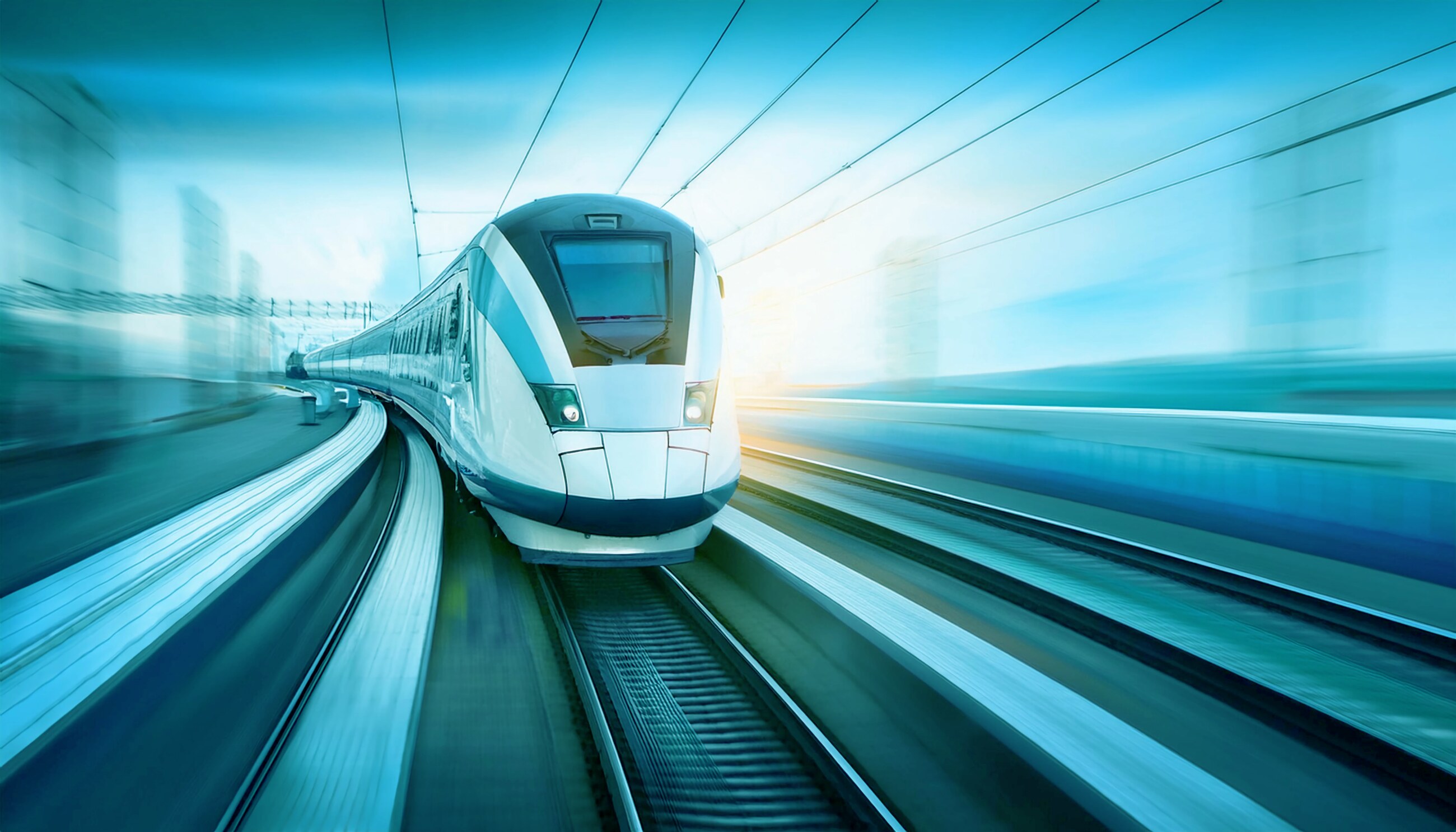 Train de voyageurs lancé à grande vitesse, décor filé