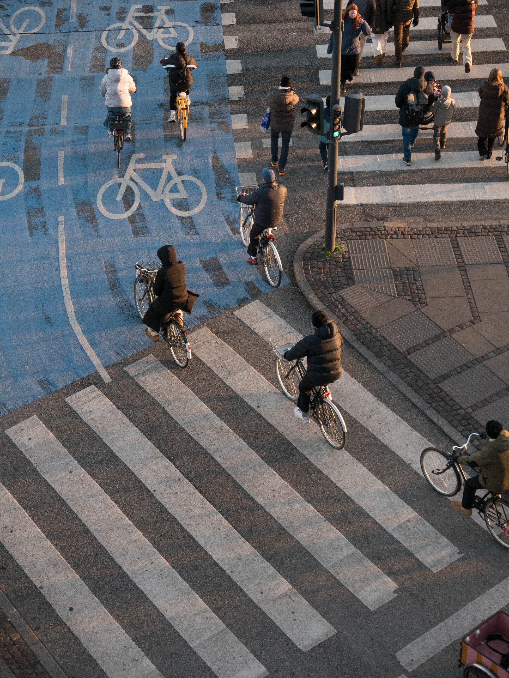 Cyclistes sur une piste cyclable urbaine
