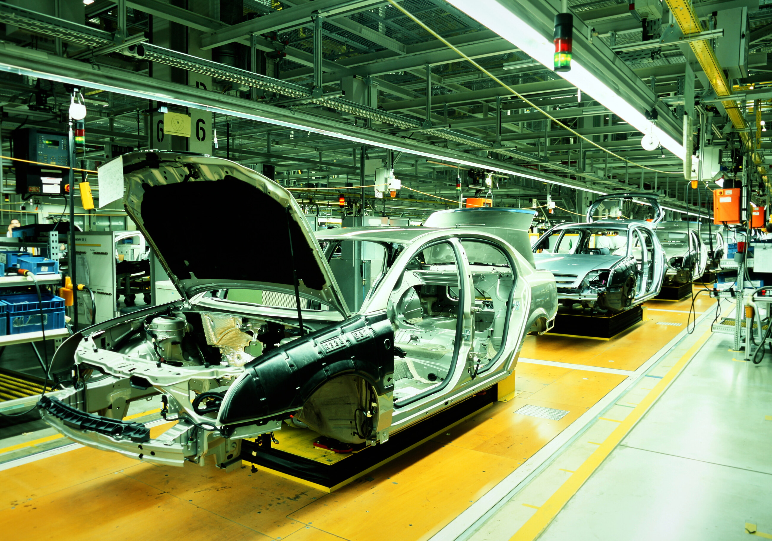 Robots sur une chaîne de production automobile