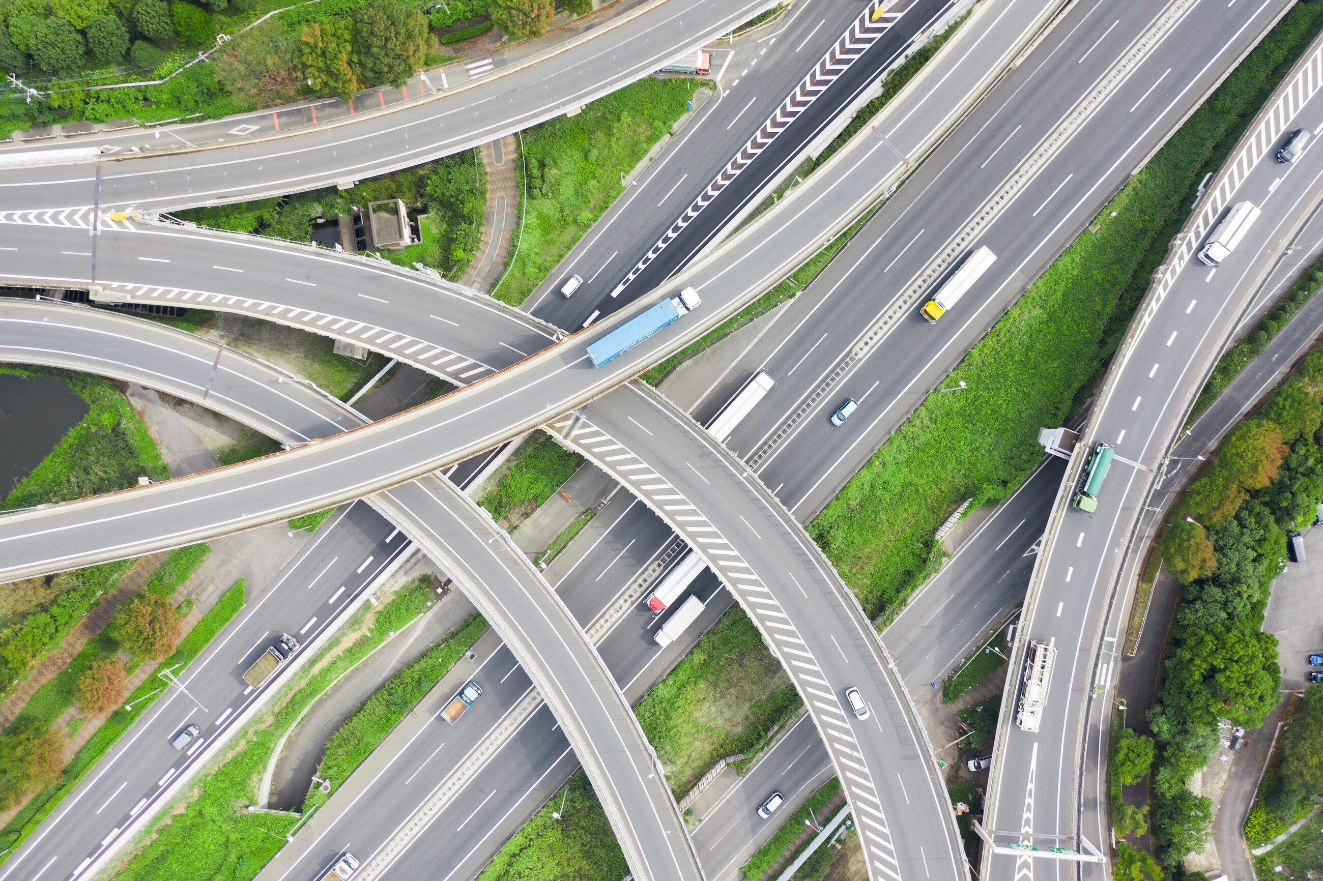 Échangeur autoroutier vu du ciel